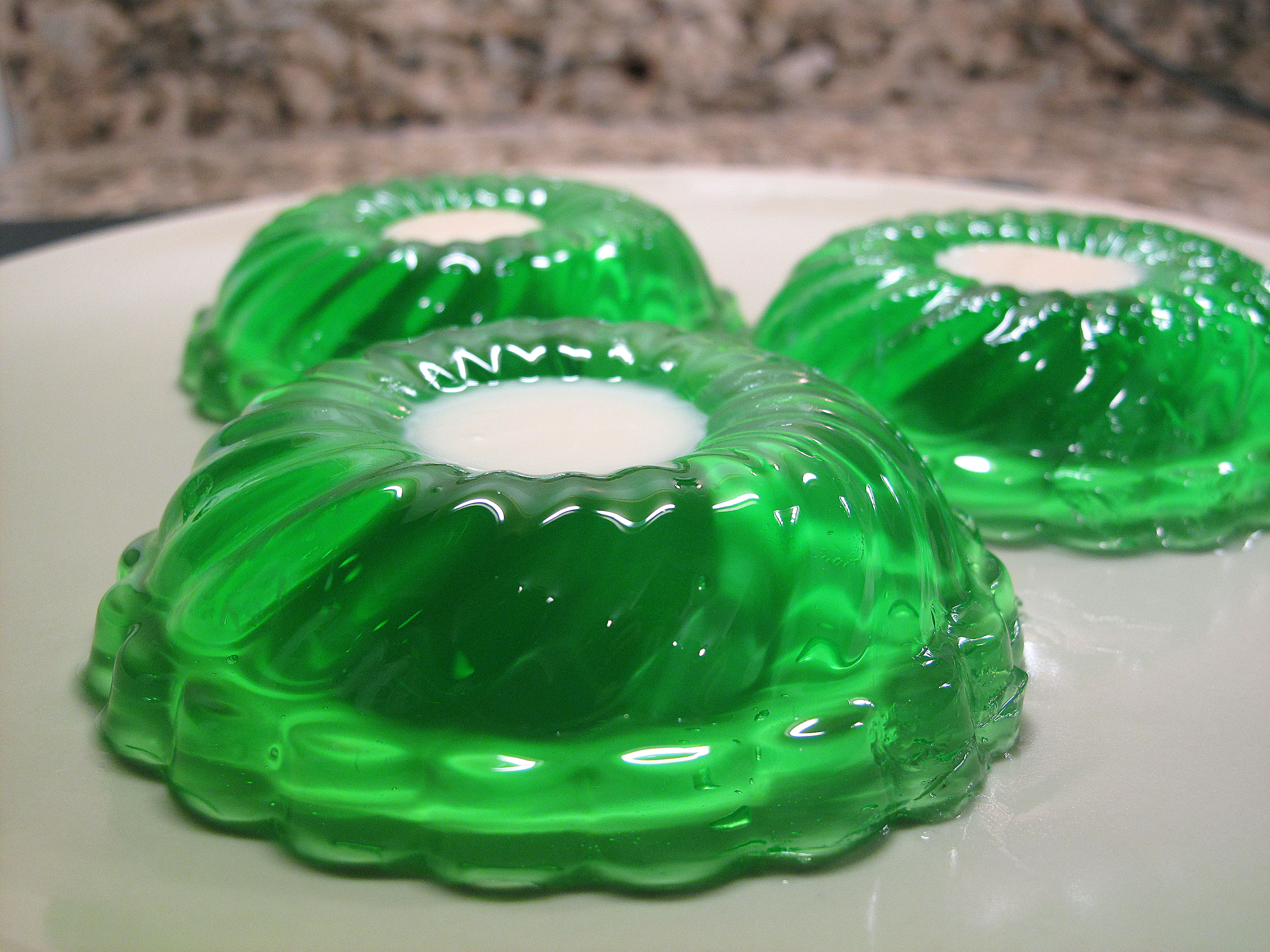 Green jelly. Jello желе. Желе зеленого цвета. Огуречное желе. Формочки для желе.